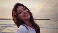 Selly memiliki garis senyum yang mirip dengan istri Chicco Jerikho itu. Foto: Instagram Selly Marino
