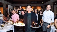 Nah, kalau yang ini adalah ulang tahun Nino yang ke 29. Lihat tuh di tangan kanan dan kiri Nino sedang membawa kue-kue enak yang siap ditiup lilinnya. Foto: Instagram @ninokayam