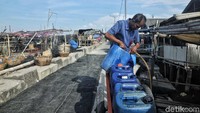Mereka secara bergiliran mengisi air bersih tersebut ke dalam jeriken.