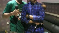 Hengky dan Poniman saat masih hidup. Mereka tampak akrab karaoke bersama. Keduanya ditembak mati oleh petugas karena melawan.