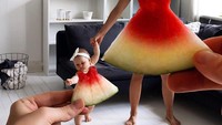 Lagi-lagi posenya bikin gemas. Anak dan ibu sama-sama mengenakan baju dari potongan buah semangka. Seperti sungguhan. Foto: Instagram @joannajohanssonx
