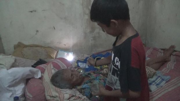 Cerita Helmi, Bocah SD di Jombang yang Rawat Nenek Seorang Diri