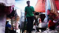 Sebagian porter menganggut barang menggunakan troli.