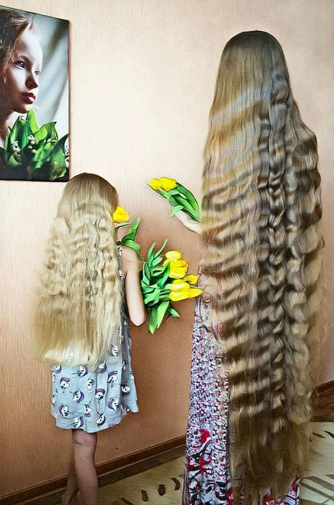 Dashik Gubanova asal Rusia tidak pernah memotong rambutnya selama 15 tahun. Hingga kini, rambutnya sudah mencapai tumit. Foto: Instagram/@dashik_gubanova