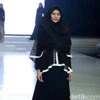 Fashion Show koleksi busana muslim terbaru Zaskia Sungkar yang mengangkat tema Gemintang di Indonesia Fashion Week 2018,Jakarta Convention Center, Jakarta, Sabtu [31/3/2018]. [Foto: Mohammad Abduh/Wolipop]