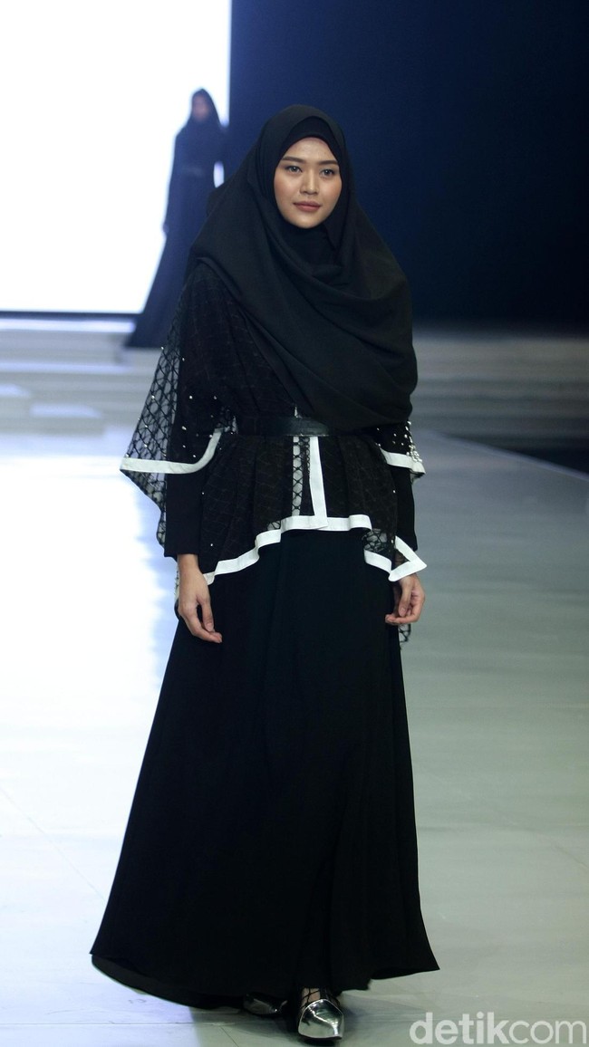 Fashion Show koleksi busana muslim terbaru Zaskia Sungkar yang mengangkat tema Gemintang di Indonesia Fashion Week 2018,Jakarta Convention Center, Jakarta, Sabtu [31/3/2018]. [Foto: Mohammad Abduh/Wolipop]