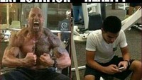 Pergi olahraga ke gym malah lebih sering megang ponsel buat foto-foto. (Foto: internet)