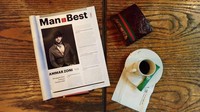 Ditemani secangkir kopi hangat, Ammar membaca ulasan sebuah majalah tentang dirinya. Lihat tuh, pose kerennya mirip seorang model, ya? Foto: Instagram @ammarzoni