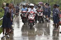 Presiden Joko Widodo hujan-hujanan naik motor listrik