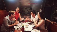 Double date jadi pilihan Ammar, untuk menikmati waktu bersama kekasih dan teman-teman terdekatnya di sela-sela kesibukannya menjalani syuting sinetron. Foto: Instagram @ammarzoni