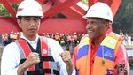 Gandeng Istri, Jokowi Cek Proyek Jembatan Kebanggaannya di Papua