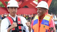 Jokowi mengatakan, pembangunan Jembatan Holtekamp Papua akan memacu perekonomian setempat karena waktu tempuh bakal lebih singkat. Laily Rachev/Biro Pers Setpres.