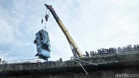 Tampak pagar pembatas jalan hancur tertabrak angkot.