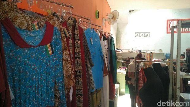 Barang dagangan di Super Market Shodaqah Islamic Center al-Muthi'in.
