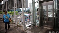 Padahal lift tersebut sudah lama rusak dan dibiarkan begitu saja tanpa perbaikan.