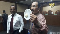 Di sidang, saksi Francia mengaku tidak melihat langsung kepala Novanto yang disebut Fredrich benjol seperti bakpao. Dia mengaku hanya melihat dari siaran televisi.