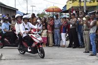 Jokowi naik motor listrik di Agats