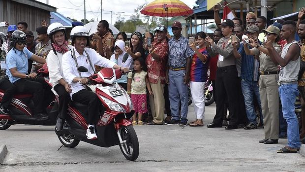 Jokowi saat blusukan ke Asmat