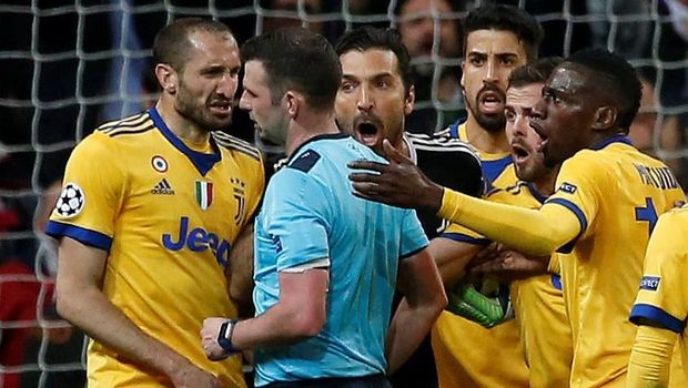 Michael Oliver memimpin pertandingan antara Real Madrid dan Juventus.