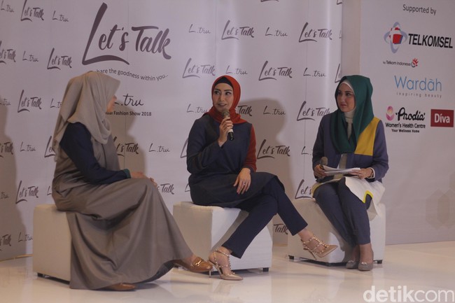 Berhijab tak membuat nama Fenita Arie tenggelam, sebaliknya ia kini makin dikenal khususnya di kalangan hijabers. Ia baru saja didaulat untuk menjadi brand ambassador sebuah brand busana musilm, L.tru. Foto: Silmia Putri/Wolipop