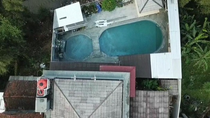 Wah! Ada Kolam Renang di Rumah Mewah Milik Pengoplos Miras Maut