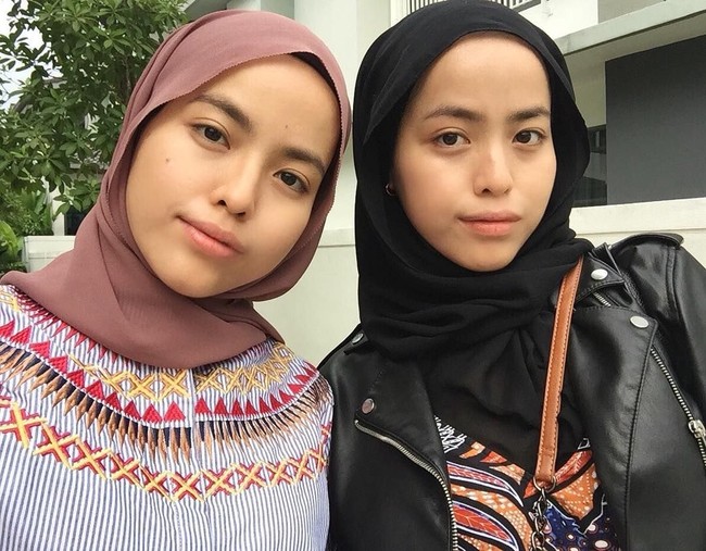 Mereka tak selamanya tampil memakai baju yang sama. Namun, saat memakai busana yang berbeda masih saja sulit dibedakan yang mana Aina dan Iman. Foto: Instagram