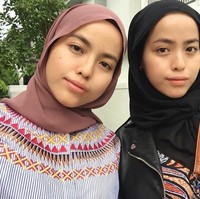 Mereka tak selamanya tampil memakai baju yang sama. Namun, saat memakai busana yang berbeda masih saja sulit dibedakan yang mana Aina dan Iman. Foto: Instagram