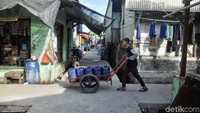 Pedagang berkeliling untuk menjual air bersih.