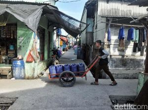 Potret Sulitnya Air Bersih di Muara Kamal