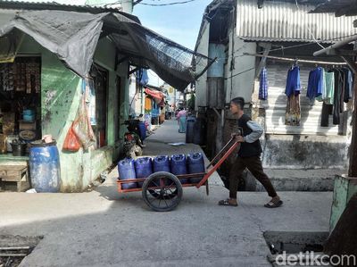 Potret Sulitnya Air Bersih di Muara Kamal