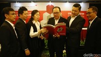 Direktur Utama PT Garuda Metalindo Tbk (BOLT) Ervin Wijaya (ketiga kanan), berbincang bersama Direktur Operasional Tjeng Soey Sujono (kiri), Direktur Marketing Rudy Wijaya (kedua kiri), Direktur Lenny Wijaya, Direktur Keuangan Anthony Wijaya (kedua kanan) dan Direktur Independen I Nyoman Candrajaya (kanan), usai Rapat Umum Pemegang Saham Tahunan, di Jakarta, Kamis (12/4).