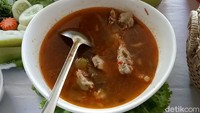 Seporsi Ayam Kesrut. Farah mengajak warga dan wisatawan Indonesia bangga kepada kekayaan kuliner Nusantara (Ardian Fanani/detikTravel)