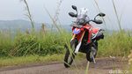 Membawa Yamaha Nmax, Suzuki GSX-S 150, dan CRF250Rally ke Puncak