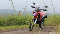 Untuk urusan tenaga, mesin DOHC satu silinder 249,6 cc terbilang sudah cukup untuk bermain offroad ringan. Mesin 250 cc satu silindernya menyajikan entakan yang responsif. Foto: Dadan Kuswaraharja