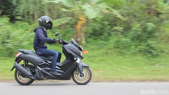 Dengan uang sebanyak Rp 2.100 triliun, Bezos bisa membeli 81,6 juta unit Yamaha Nmax standar seharga Rp 26,3 juta. Foto: Dadan Kuswaraharja