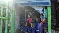 Menurut warga setempat saat ini penduduk di Muara Kamal kesulitan mendapatkan air bersih sehingga mereka terpaksa membeli air bersih senilai Rp 4.000 - Rp 200 ribu untuk per harinya.