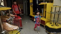 Usai dipasang kaki palsu, bocah tersebut langsung mencoba berjalan dengan wajah semringah.