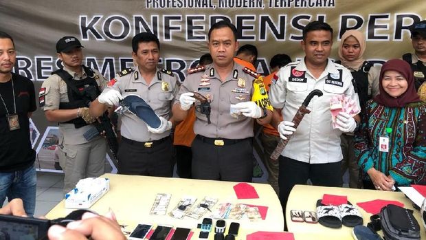Jumpa pers kasus penjambretan dana BOS di Tangerang