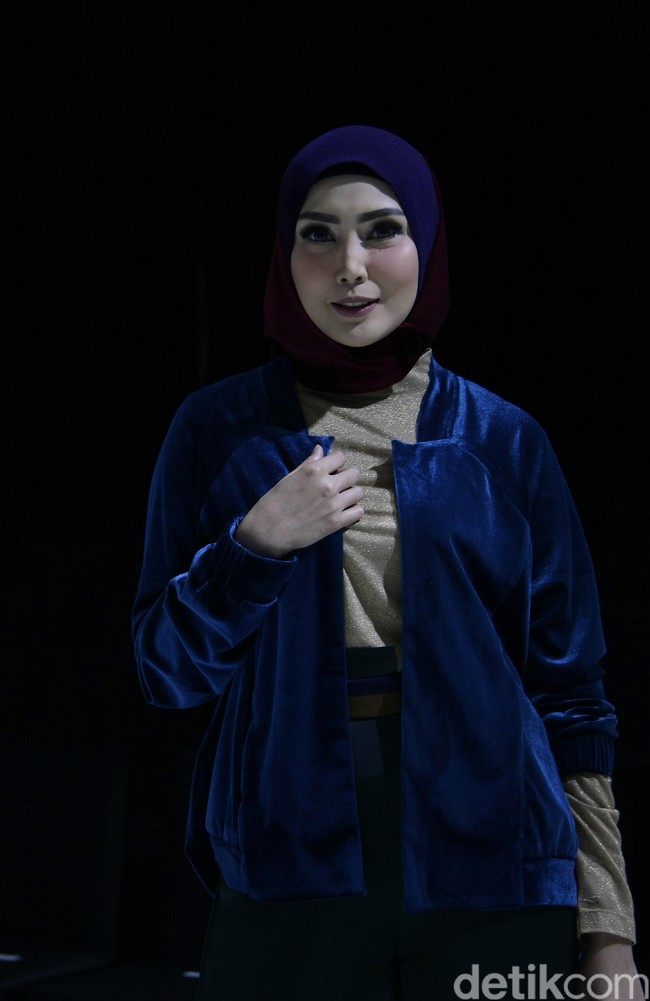 Didaulat jadi brand ambassador, Fenita Arie membuka pergelaran busana dengan berjalan bak model profesional. Foto: Mohammad Abduh/Wolipop