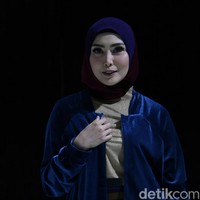 Didaulat jadi brand ambassador, Fenita Arie membuka pergelaran busana dengan berjalan bak model profesional. Foto: Mohammad Abduh/Wolipop