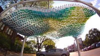 Punya botol plastik dalam jumlah banyak? Bisa disusun jadi atap garasi. Foto: dok. brightside
