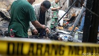 Sebagaian karyawan sedang mencari berkas-berkas penting yang tidak terbakar.