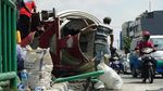 Foto: Evakuasi Truk Molen yang Terguling di Jatibaru