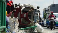Saat ini sopir truk mobil telah diamankan ke Polsek Jatibaru.