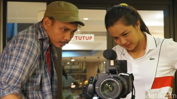 Dellie Threesyadinda bersama kru detikSport saat wawancara One on One 