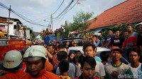 Warga langsung memenuhi lokasi kebakaran untuk melihat langsung. Foto: Rio Soebekti/detikcom
