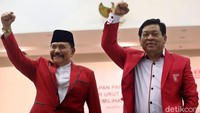 Ketum PKPI Hendropriyono dan Sekjen PKPI Imam Anshori mengepalkan tangan bersama usai menerima nomor urut peserta Pemilu dari KPU.