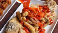 Cantiknya foto gurame asam manis milik @henjiwong ini, saus kental dibalurkan ke renyahnya ikan gurame yang telah dibaluti tepung. Jadi bikin lapar! Foto: Instagram