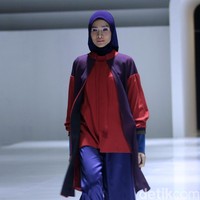 Fashion show busana muslim terbaru L.tru yang mengangkat tema Lets Talk di Ballroom Fairmont Hotel Jakarta. Rabu [12/4/2018]. [Foto: Mohammad Abduh/Wolipop].