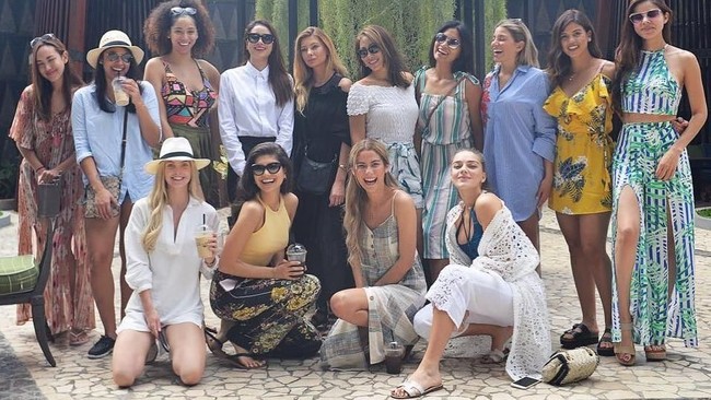 Para finalis Miss Universe 2015 sebelum bertolak ke Pulau Seribu. Mereka berada di Indonesia dalam rangka reunian. Setelah Pulau Seribu, agenda reunian berlanjut di Bali. (Foto: Instagram/Anindya K. Putri)